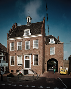 849863 Gezicht op het Stadhuis (Hoogstraat 36) te Montfoort, met rechts de IJsselpoort.